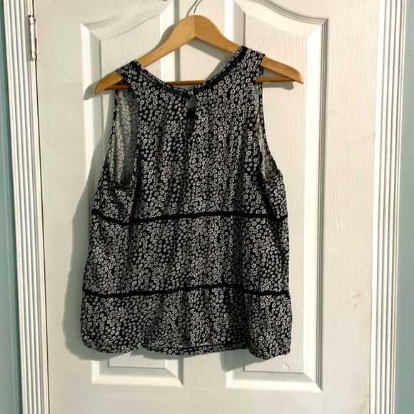 EUC tiered tank with keyhole and lace tier lines - Picture 5 of 5